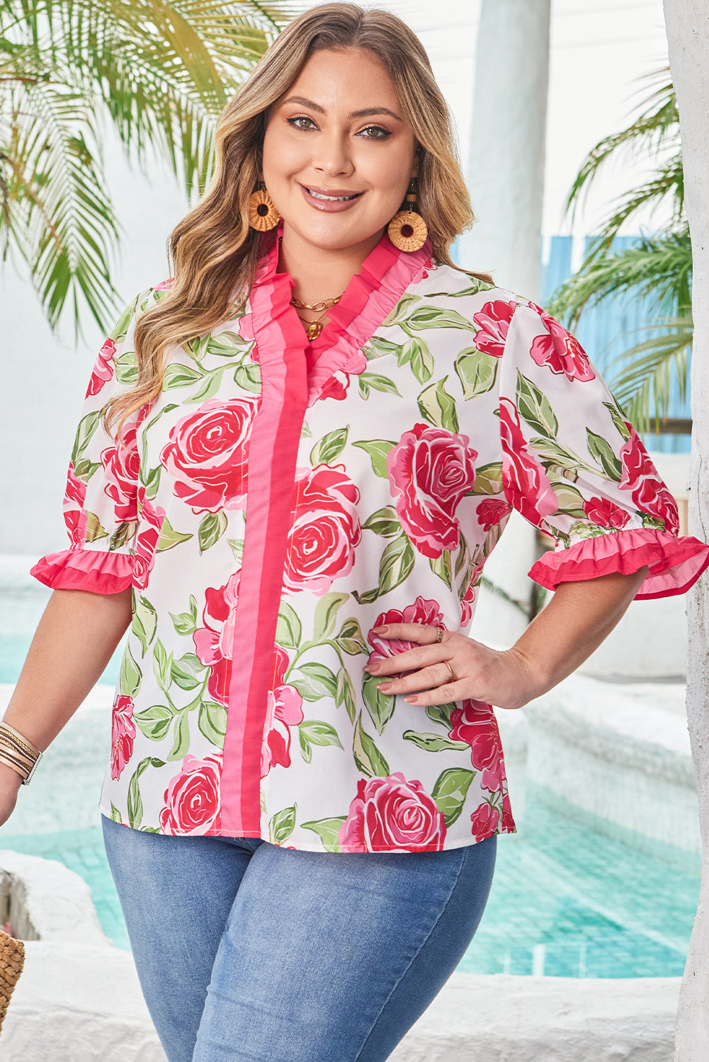 Blusa de manga corta Rose Plus Size con estampado floral y detalle de rayas con volantes