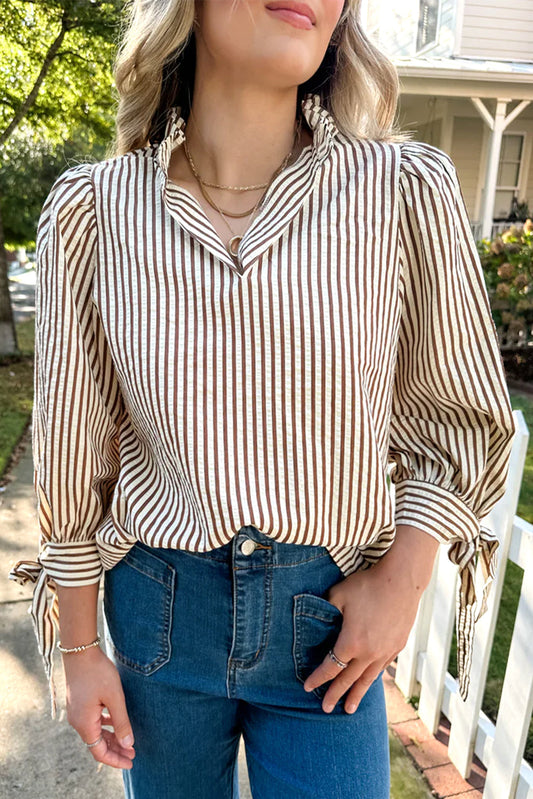 Blusa de seersucker con estampado de rayas, cuello en V y puños anudados, color amarillo pajizo