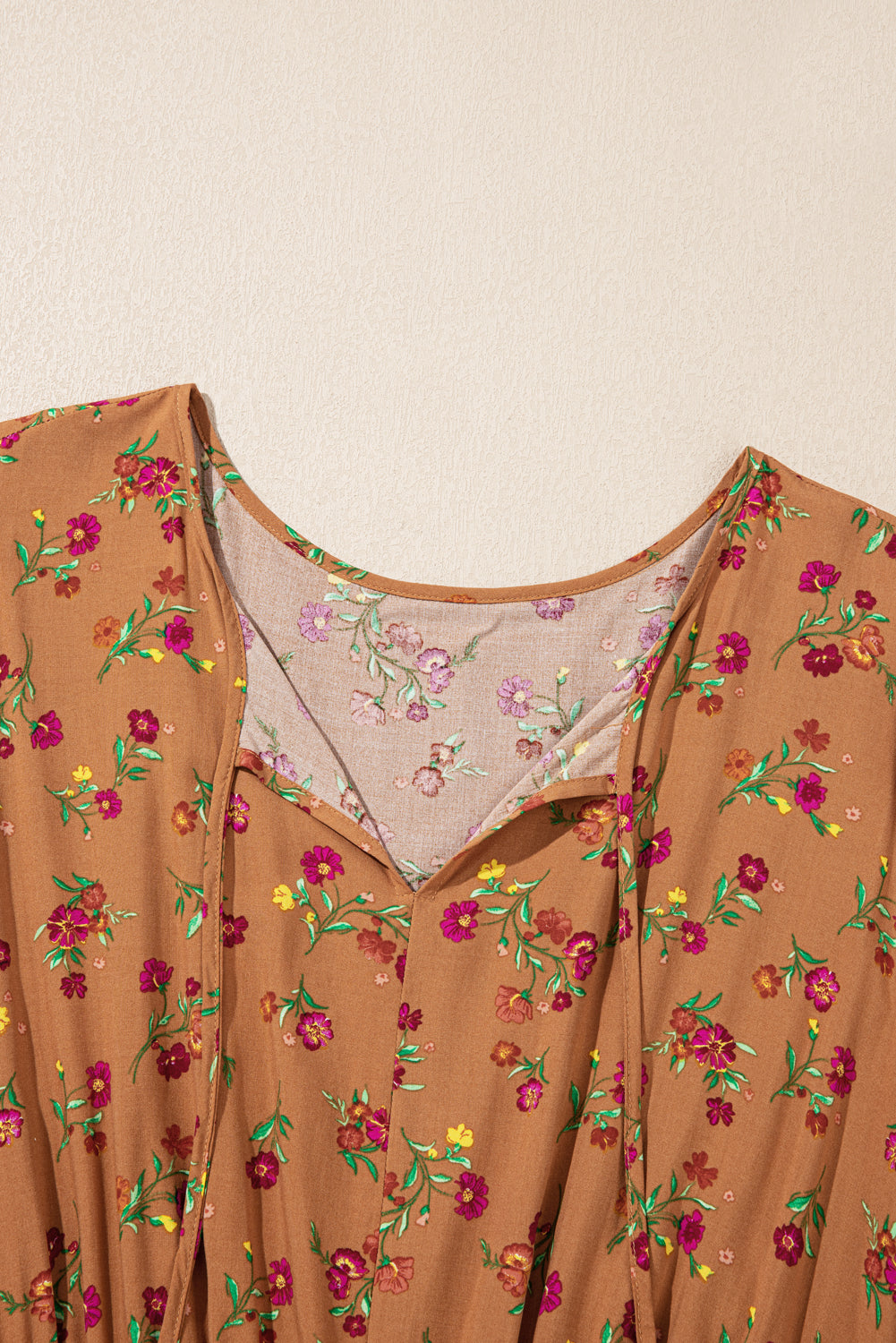 Vestido largo maxi con estampado floral de talla grande en color marrón con cuello de pico, mangas con volantes y diseño a capas
