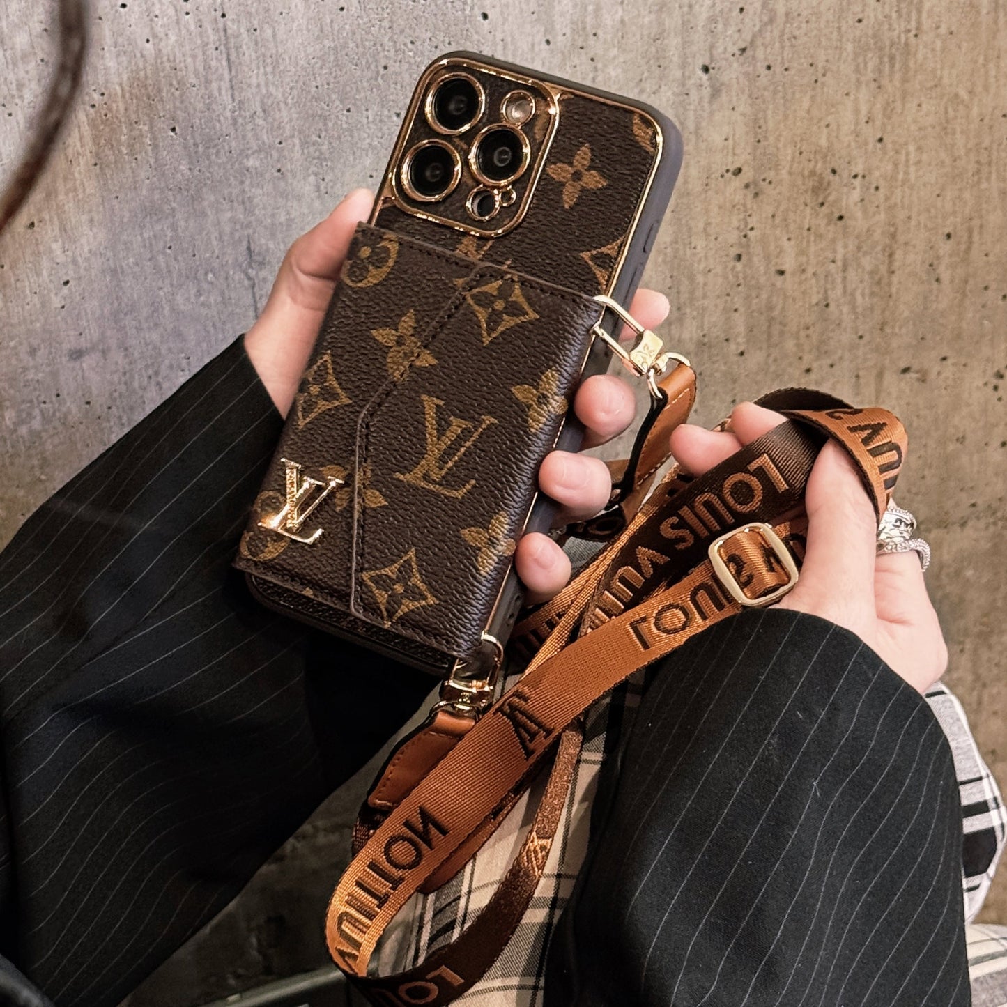 Funda de iPhone de cuero avanzada con billetera y correa marrón
