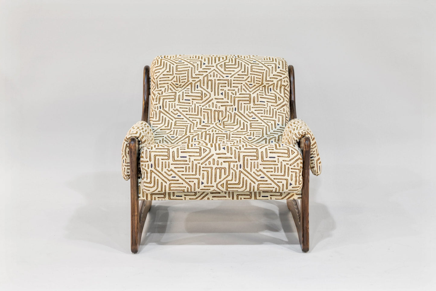 Sillón y otomana – Tresori con brazos de fresno veteado (Wengué)