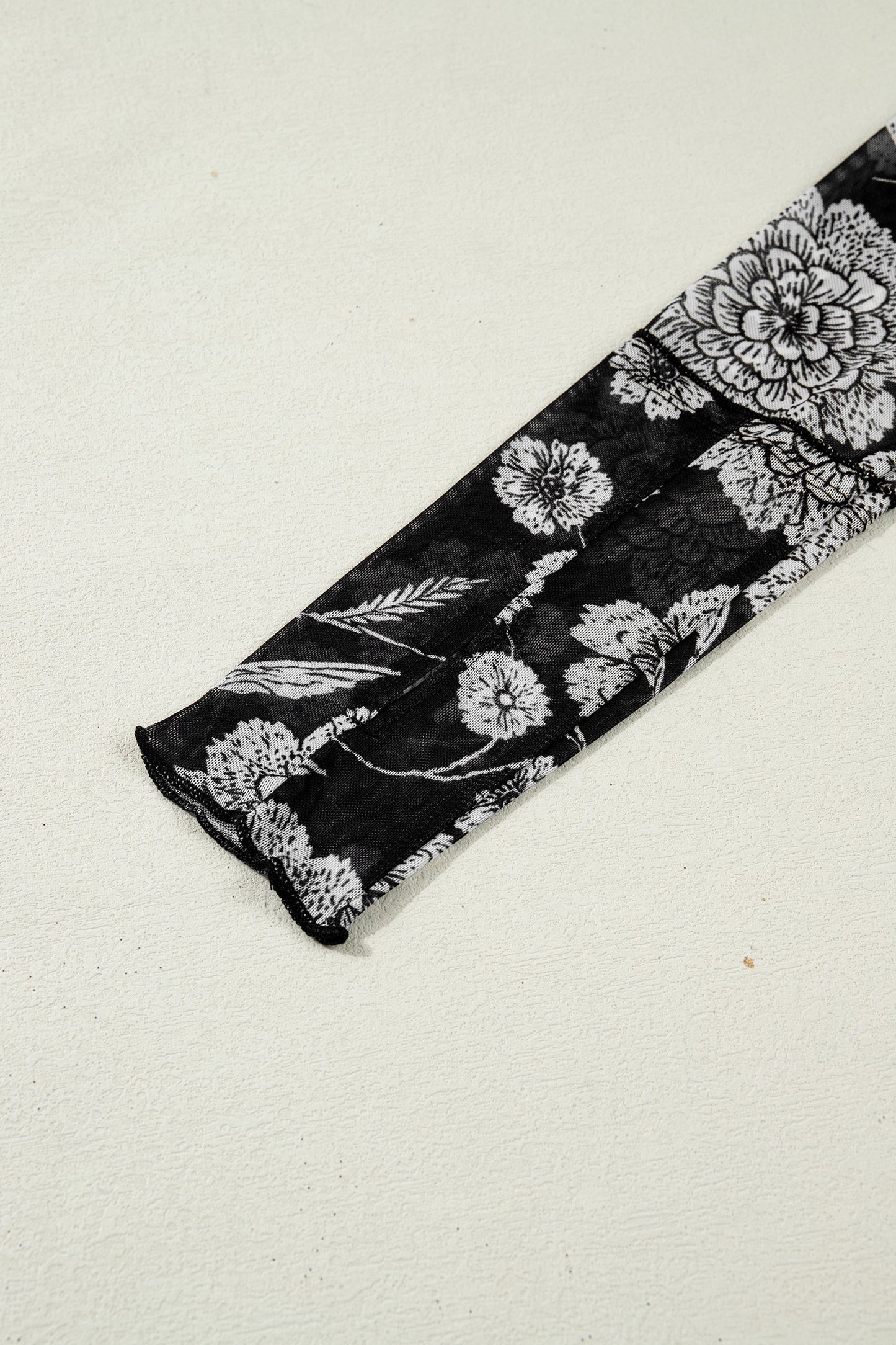 Top de malla de manga larga con agujero para el pulgar y estampado floral marrón