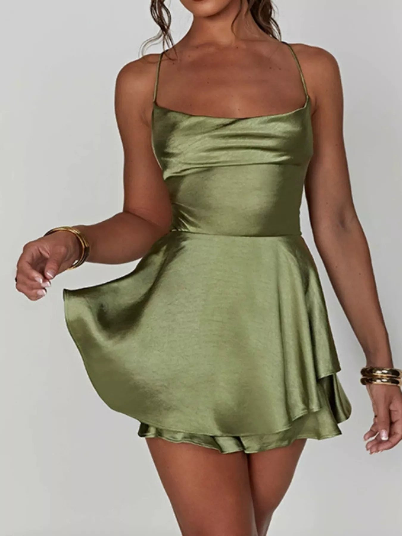 Vestido camisero sin espalda con volantes y capas