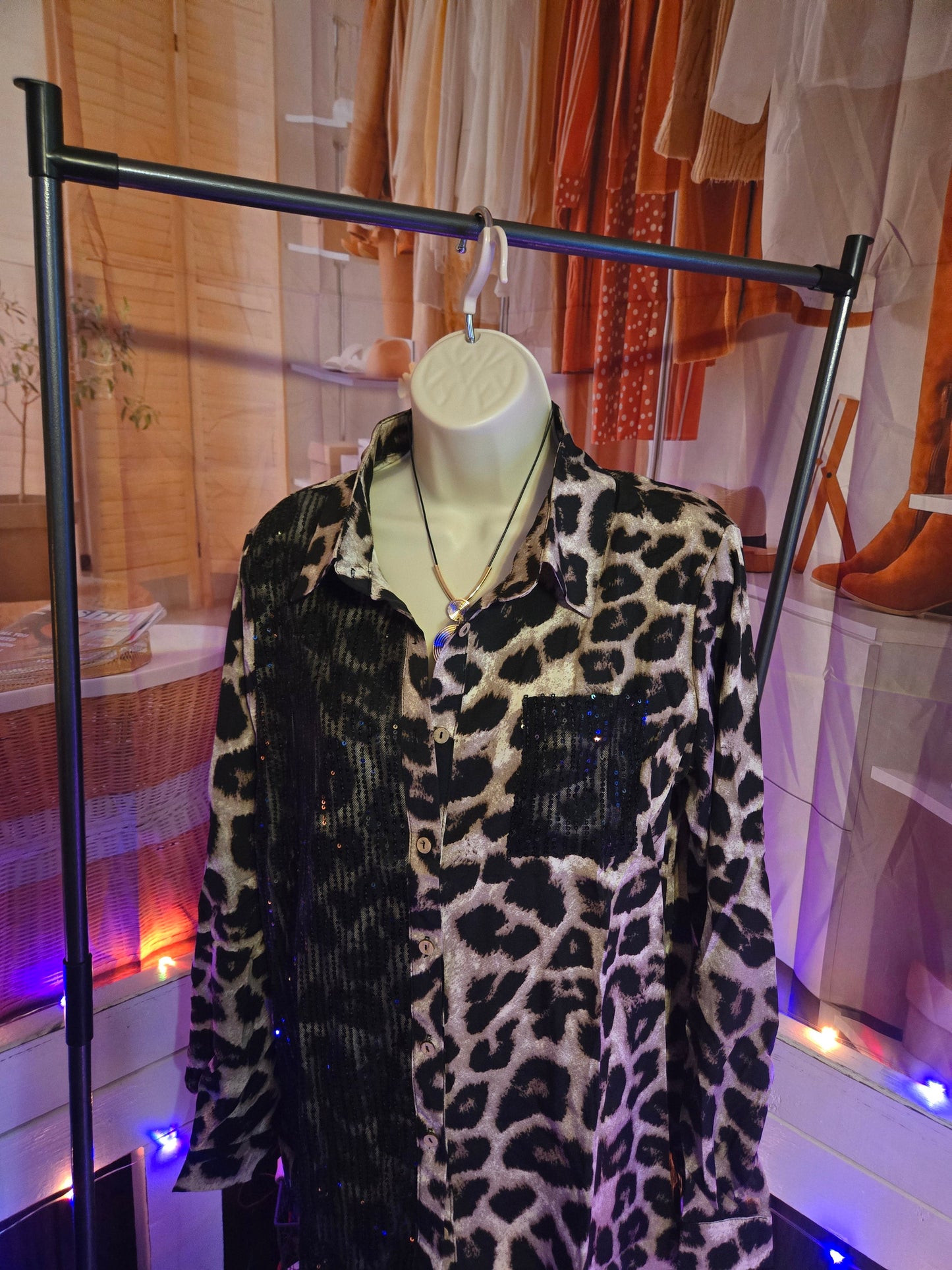 Blusa con botones de lentejuelas con estampado de leopardo – Top glamuroso de manga larga