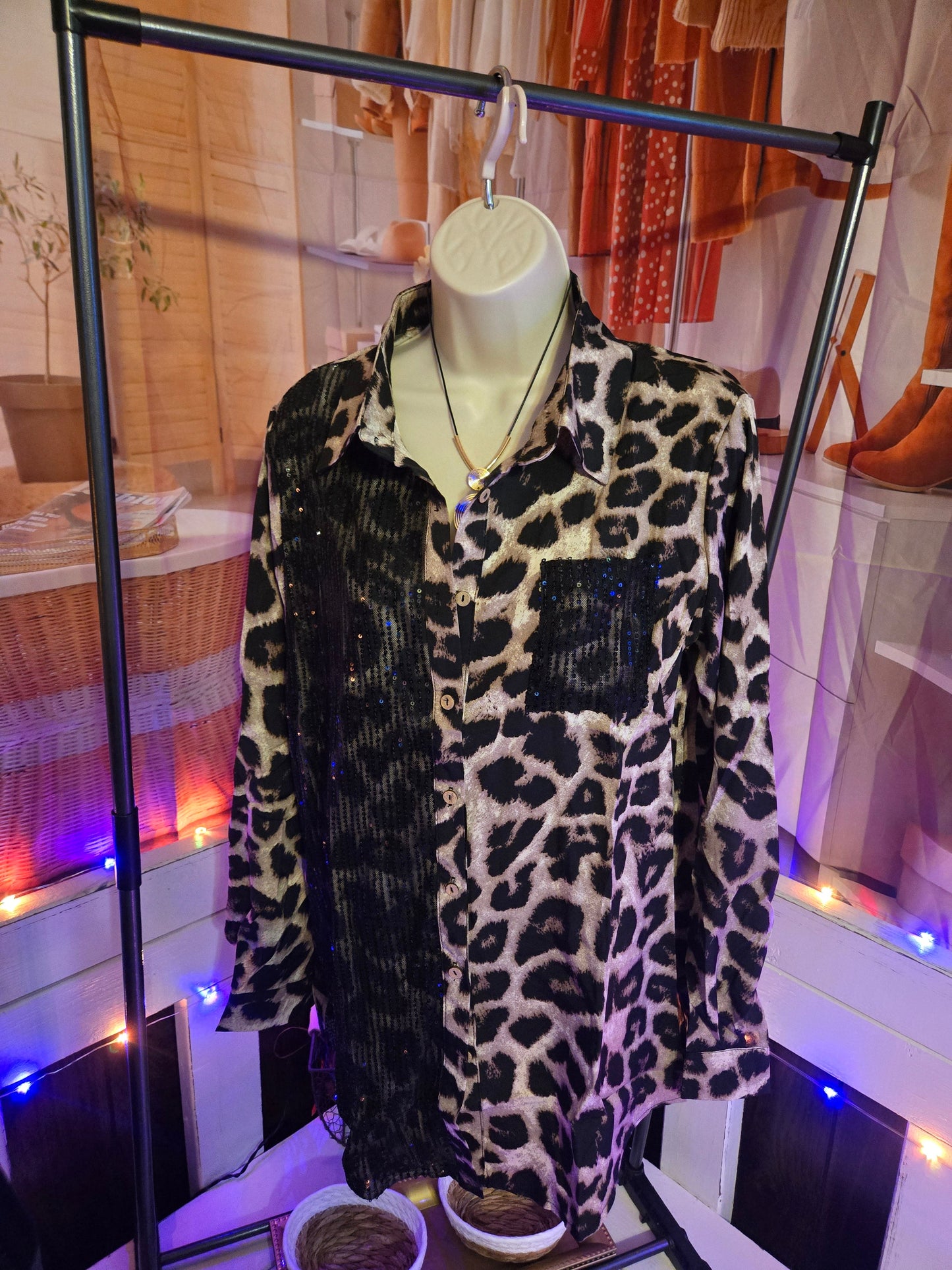 Blusa con botones de lentejuelas con estampado de leopardo – Top glamuroso de manga larga