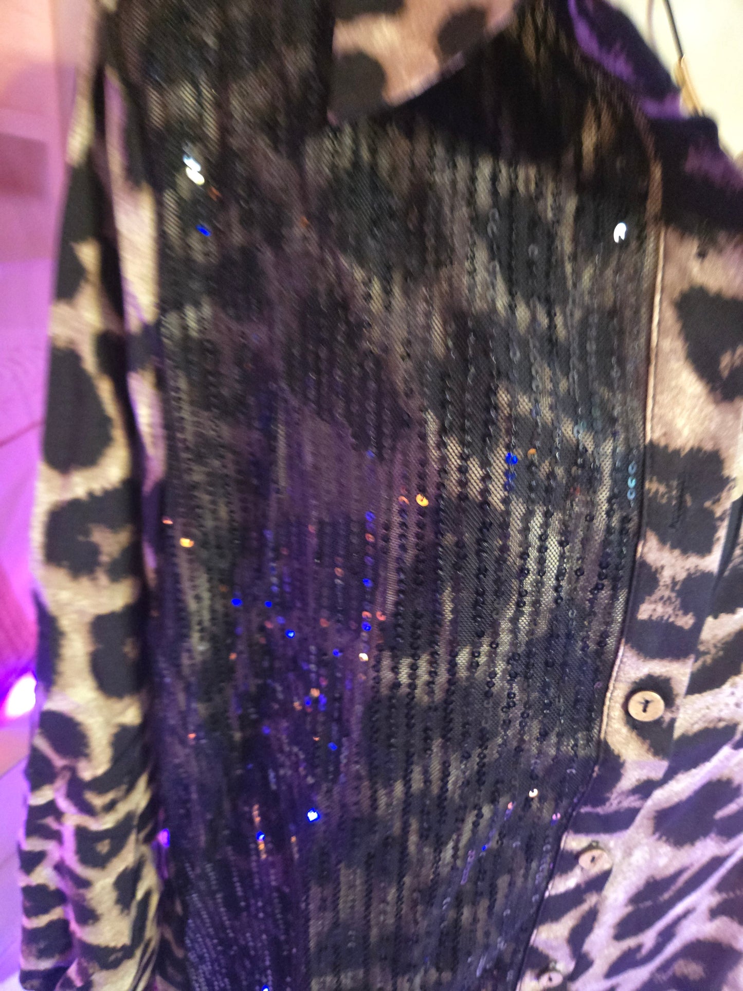Blusa con botones de lentejuelas con estampado de leopardo – Top glamuroso de manga larga