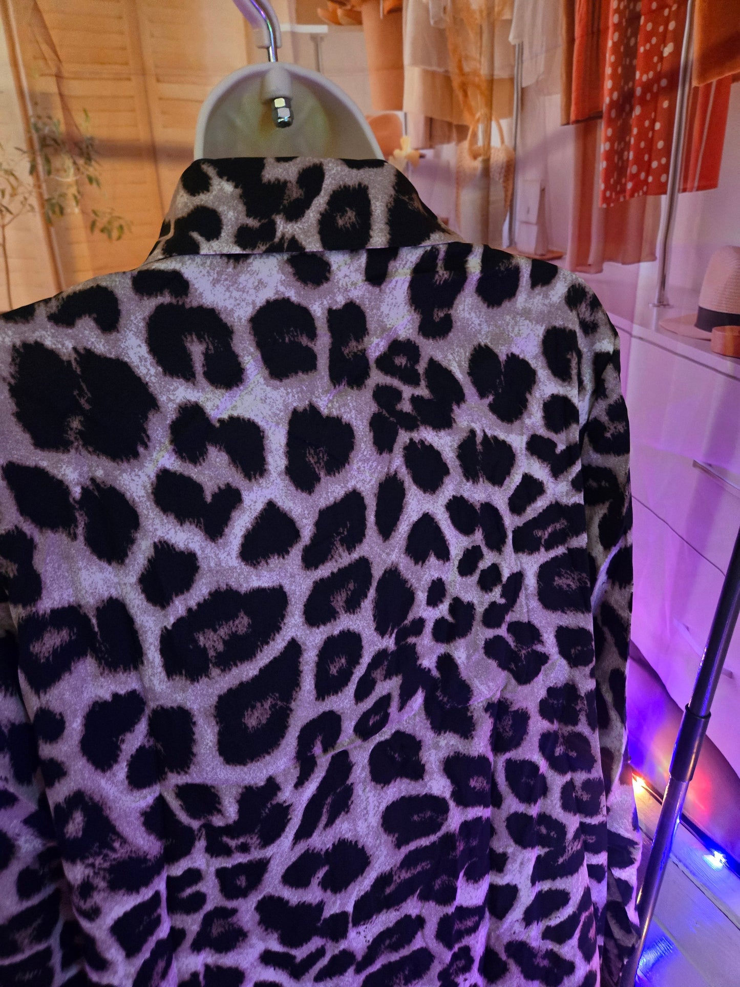 Blusa con botones de lentejuelas con estampado de leopardo – Top glamuroso de manga larga