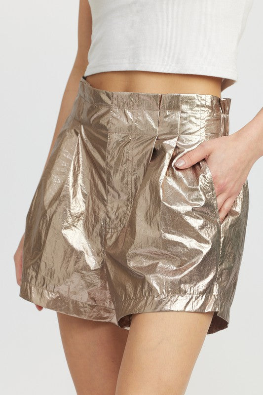 SHORTS METÁLICOS CON CINTURILLA PAPERBAG Consulta la tabla de tallas en "más detalles"