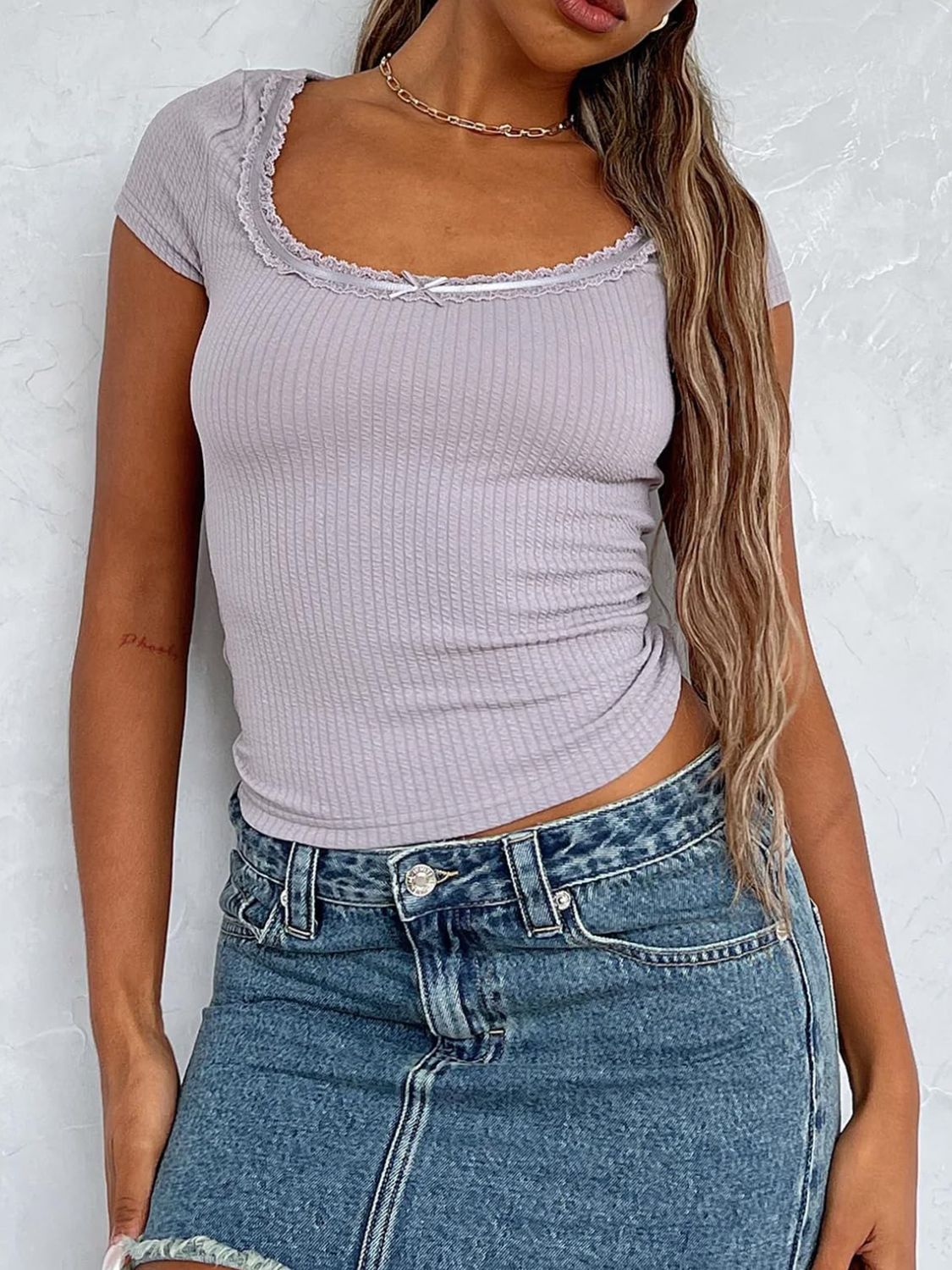 Camiseta de manga corta con cuello redondo y detalles de encaje