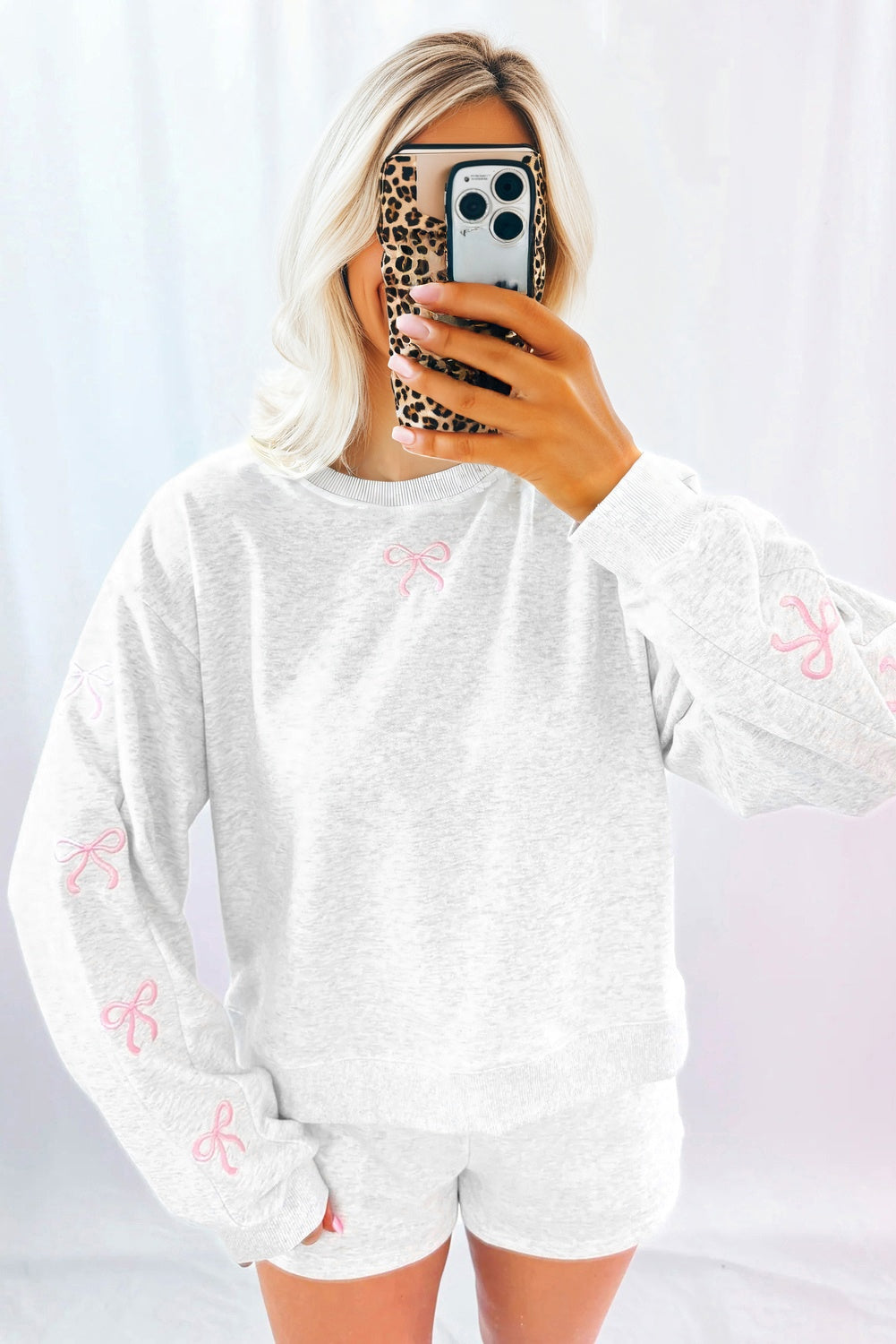 Conjunto de 2 piezas de short rosa sobre y mangas abullonadas con detalle bordado de lazo y jersey