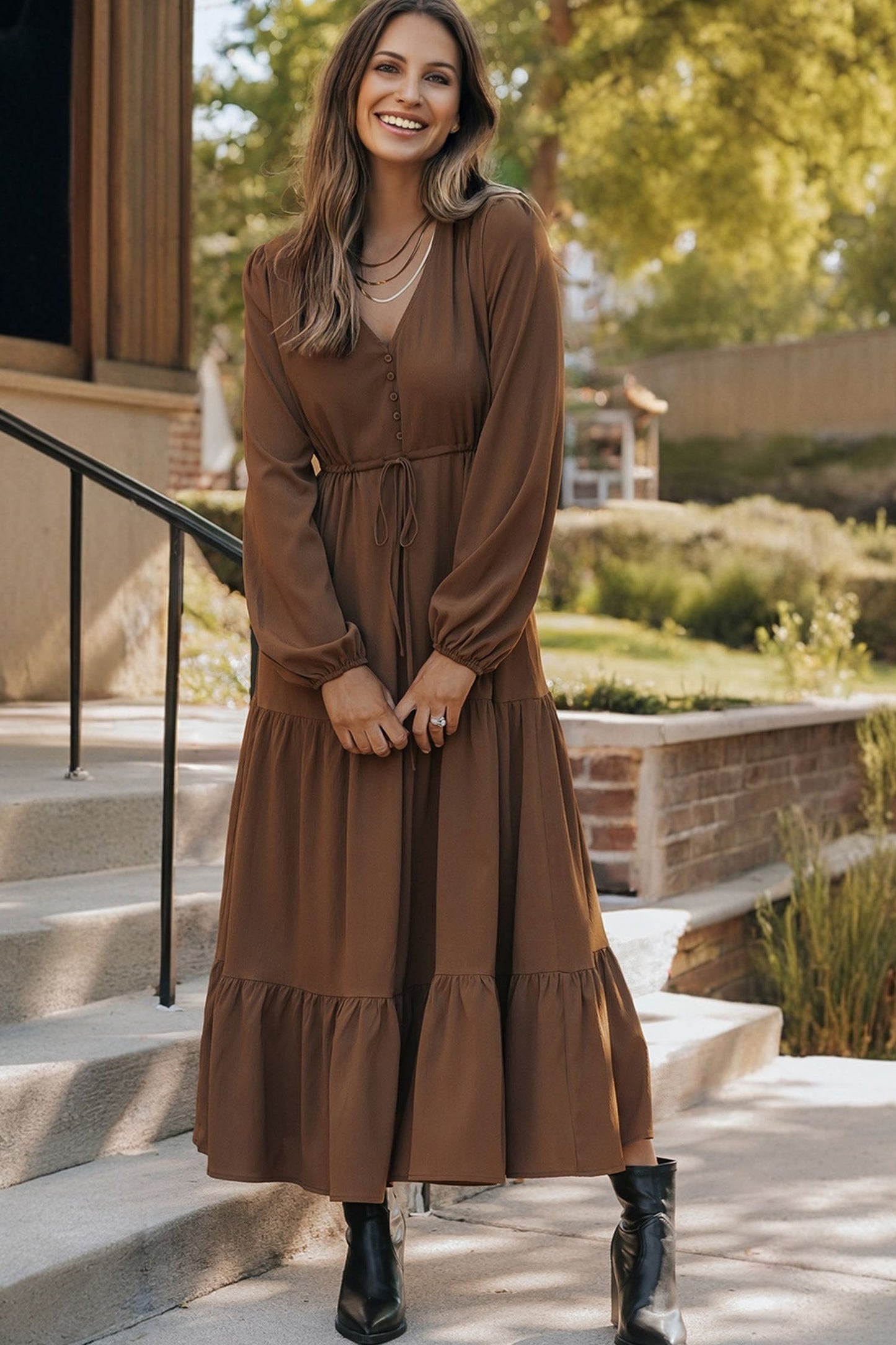 Vestido maxi escalonado con cuello en V y botones de manga larga, liso, verde negruzco