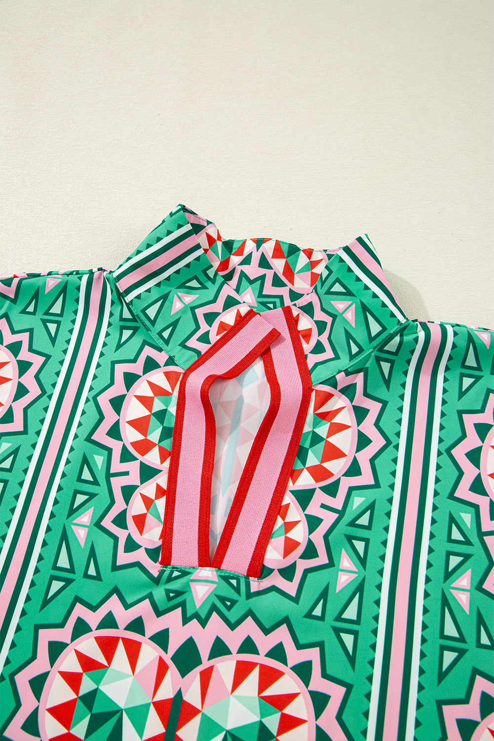 Blusa con cuello en V, estampado abstracto bohemio en verde mar y rayas en contraste