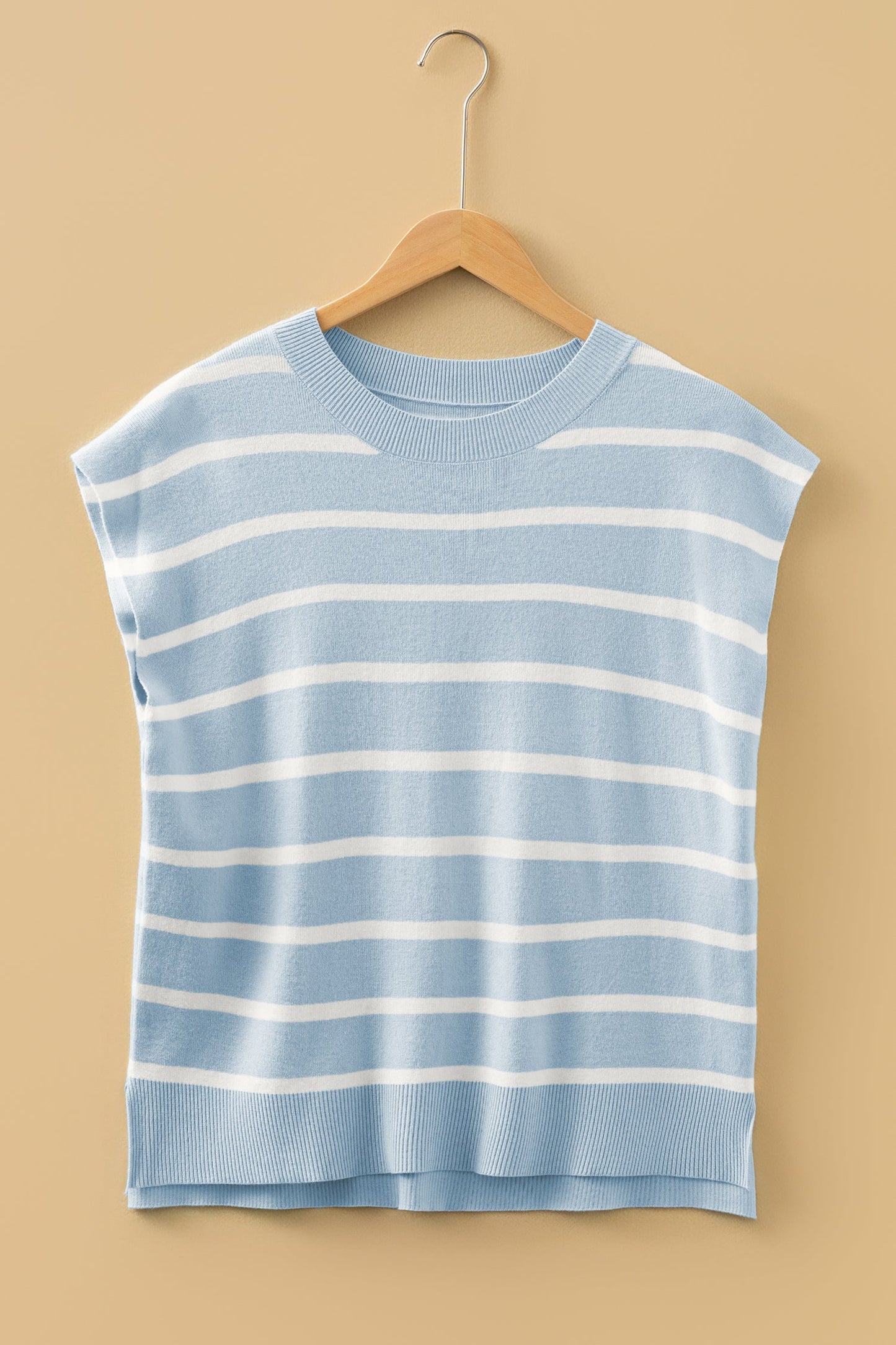 Camiseta de punto de manga corta con cuello redondo y aberturas laterales en pergamino