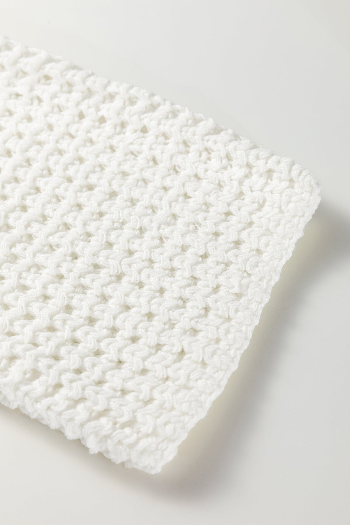 Suéter holgado con mangas anchas y detalles calados blancos