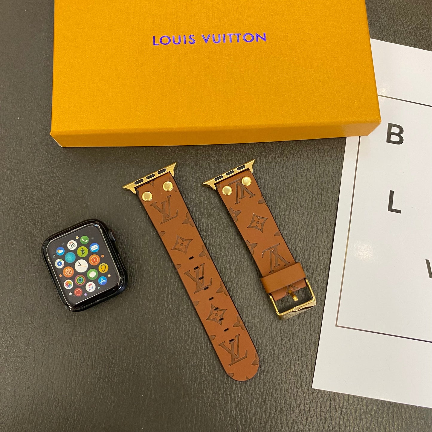 Pulsera de repuesto Apple con remaches decorativos y monograma en relieve WATCH BANDS