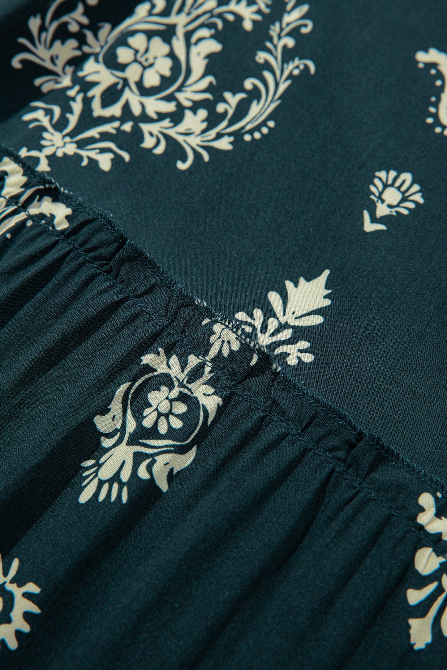 Minivestido azul bohemio con estampado floral, ribete de lechuga y manga 3/4