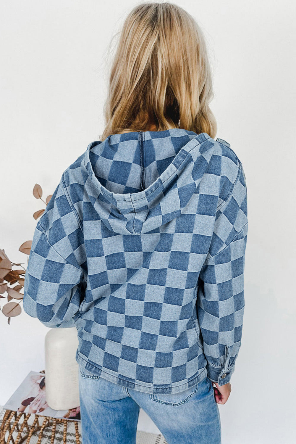 Sudadera con capucha de denim azul cielo con cuello con cremallera y bolsillo canguro, diseño de cuadros