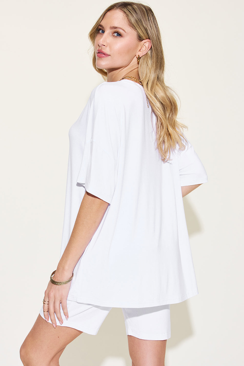 Conjunto de camiseta con cuello en V de talla grande Basic Bae con hombros caídos y pantalones cortos