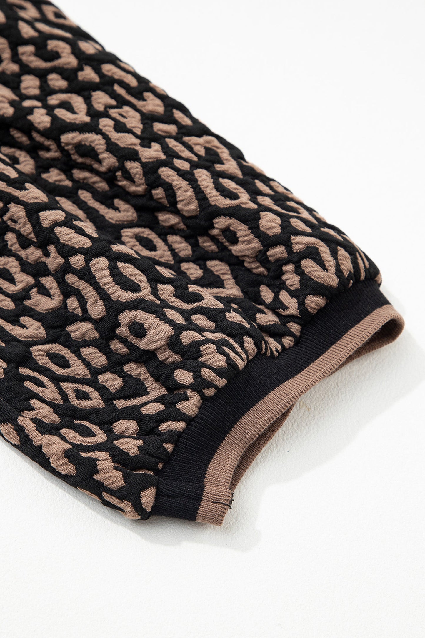Top de manga abullonada con estampado de leopardo, ribete en contraste y cuello redondo
