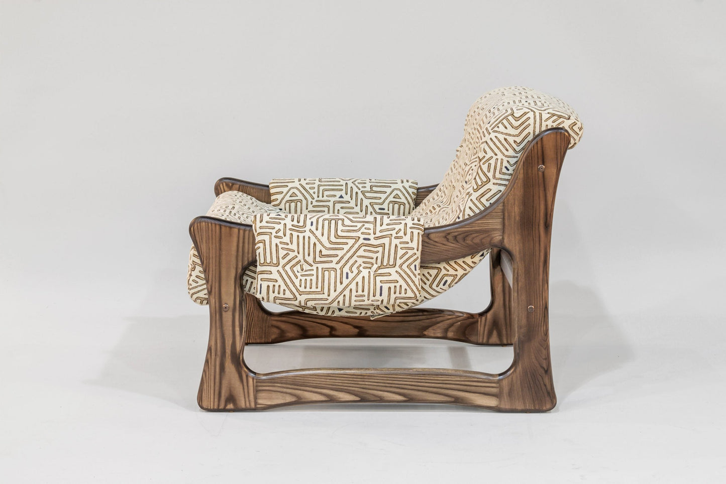 Sillón y otomana – Tresori con brazos de fresno veteado (Wengué)