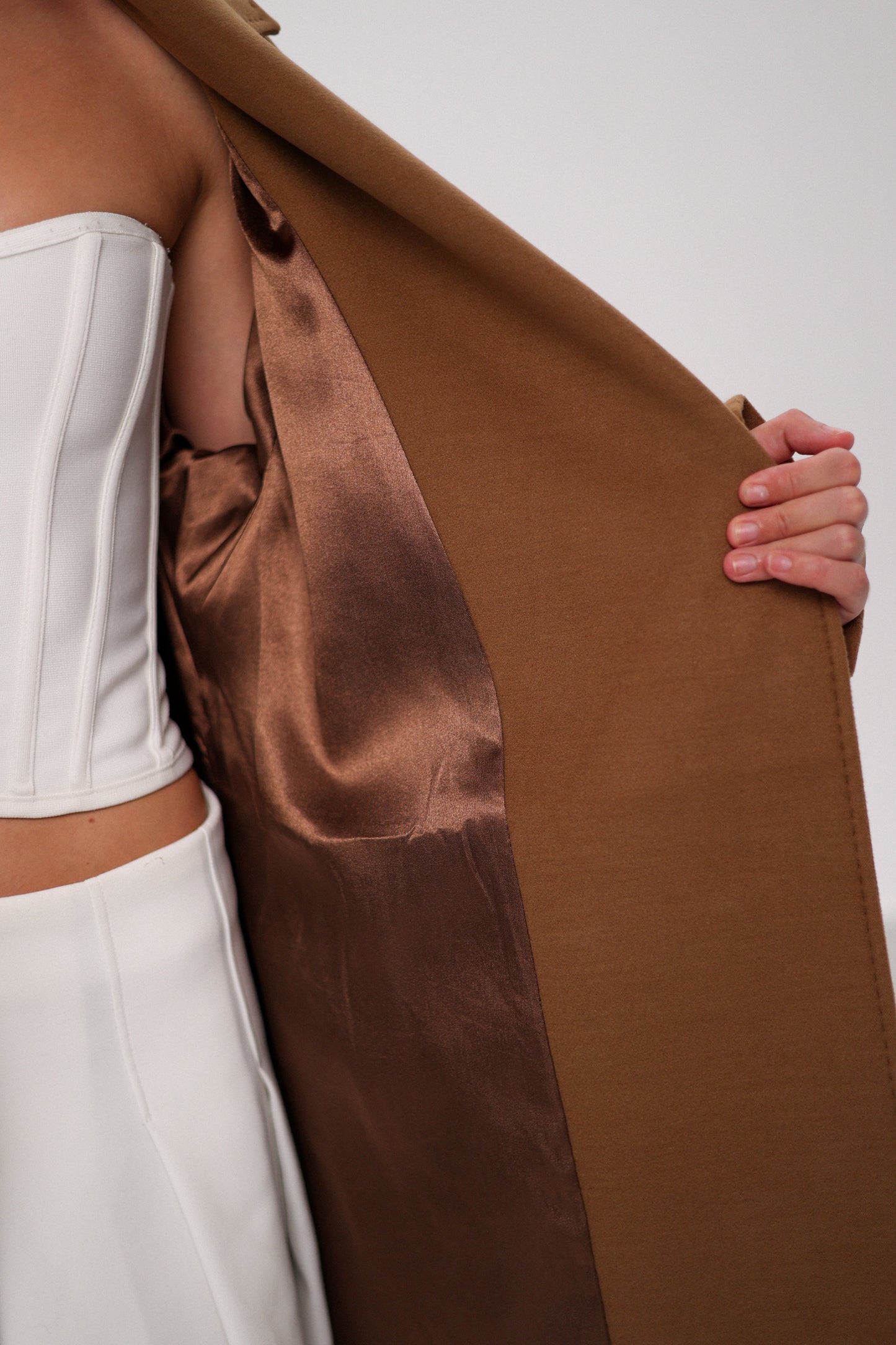 Abrigo Cambridge Comfort cruzado de lana y cachemira en color camel oscuro
