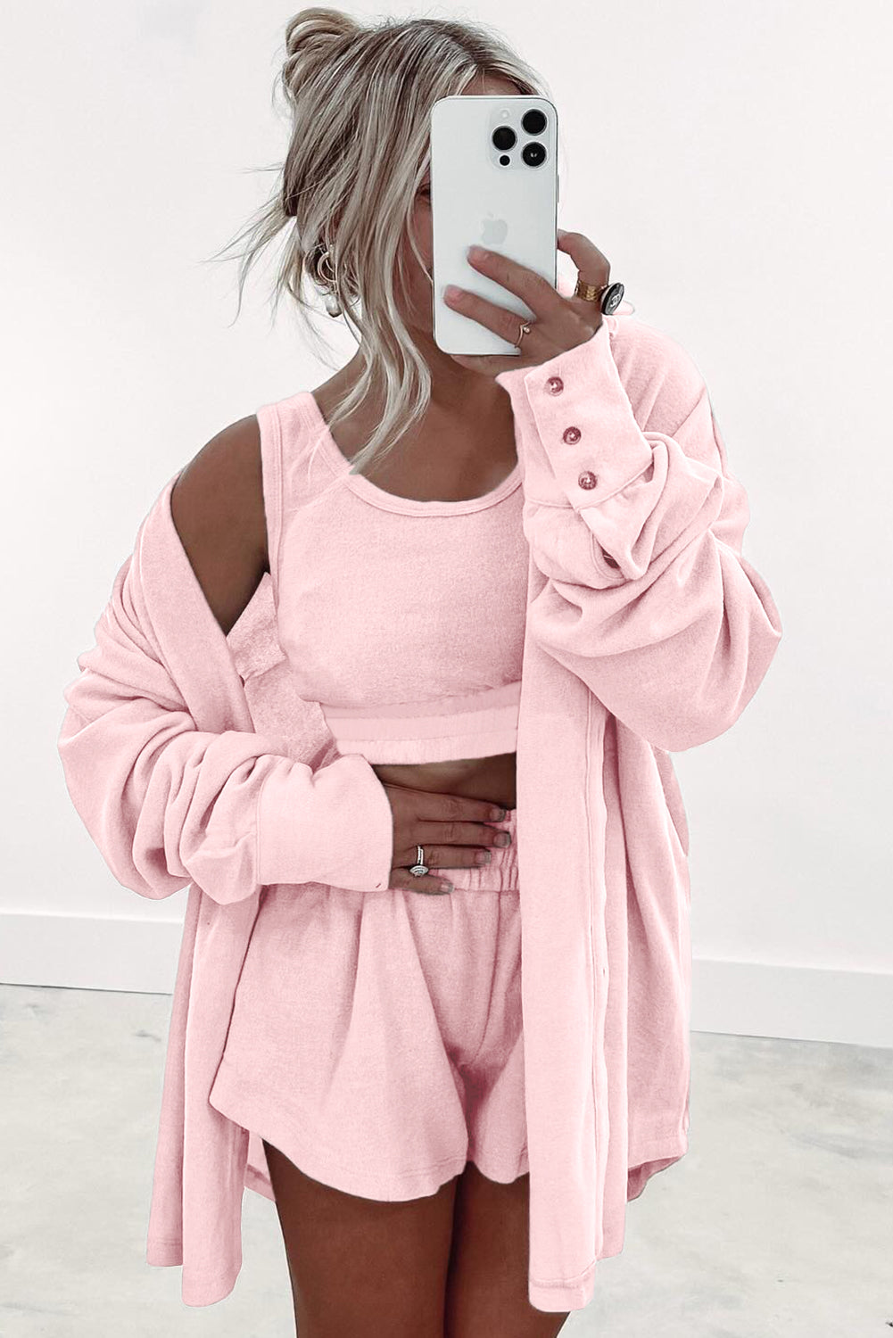 Conjunto de pijama de 3 piezas: top corto gris fruncido en el dobladillo, shorts sueltos y cárdigan
