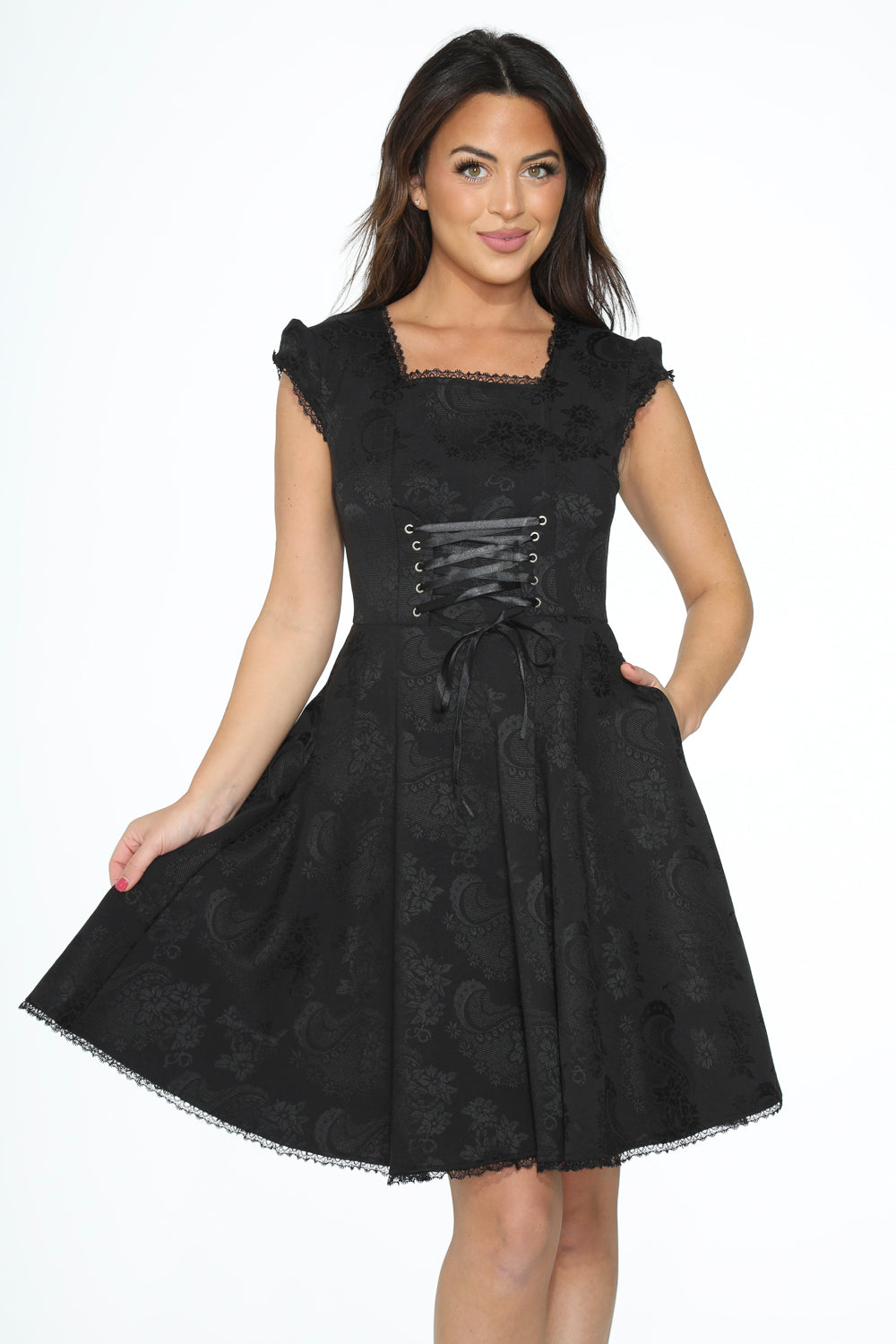 21440 Vestido gótico con vuelo de brocado negro