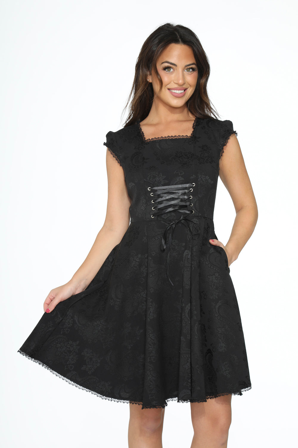 21440 Vestido gótico con vuelo de brocado negro