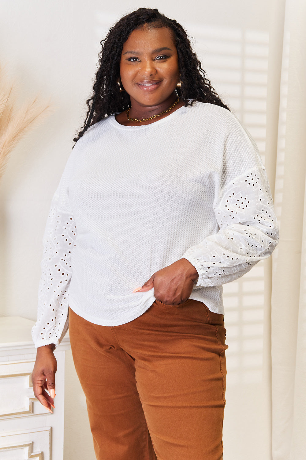 Blusa con cuello redondo, hombros caídos y ojales brillantes