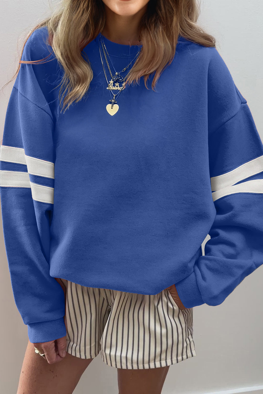 Sudadera Oversize Azul Cielo con Detalle de Rayas Universitarias y Hombros Caídos