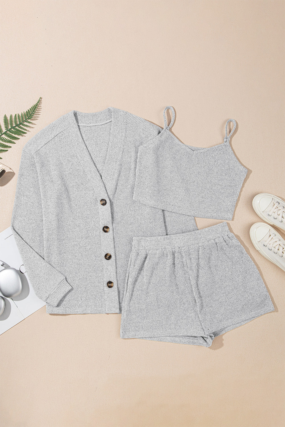 Conjunto de salón de 3 piezas en canalé gris claro: top corto, shorts a juego y cárdigan