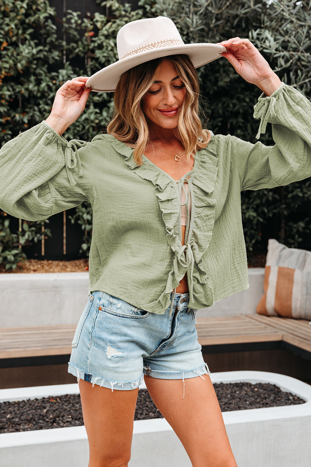 Blusa de gasa verde Meadow Mist con lazo frontal, volantes y escote en V de manga larga
