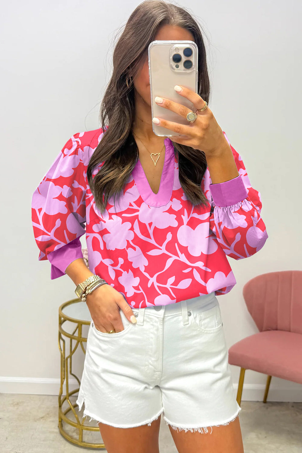 Blusa roja con estampado floral, cuello en V con abertura y manga pulsera con puño