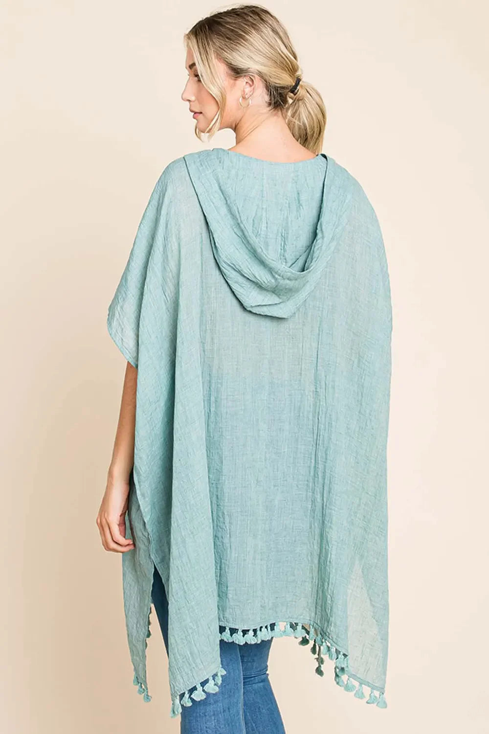 Salida de baño con capucha y dobladillo de borlas Cotton Bleu by Nu Label