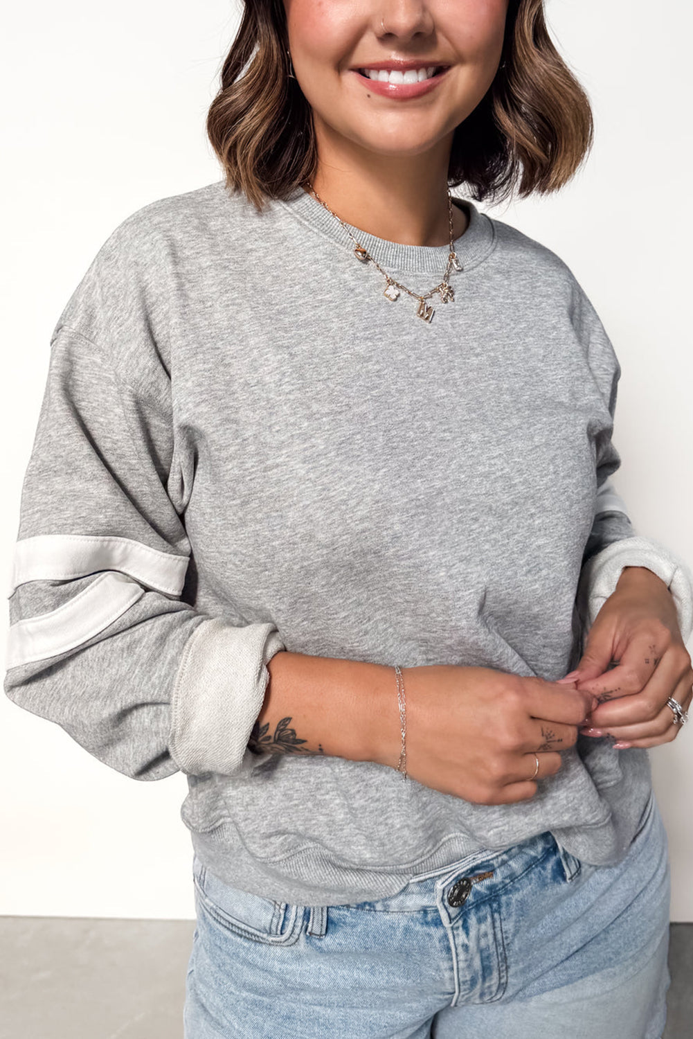 Sudadera Plus con cuello redondo y detalle de rayas universitarias en gris claro