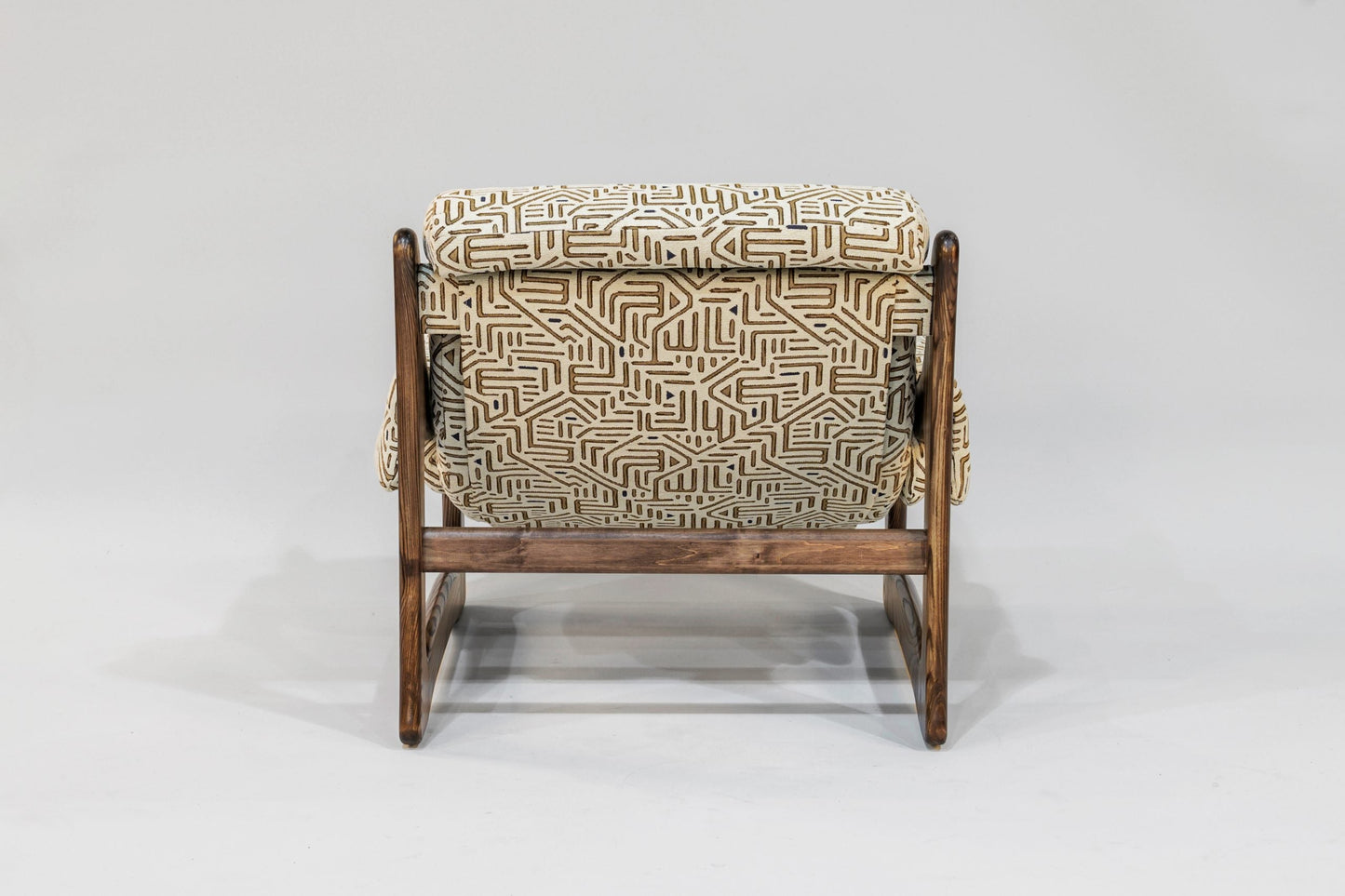 Sillón y otomana – Tresori con brazos de fresno veteado (Wengué)