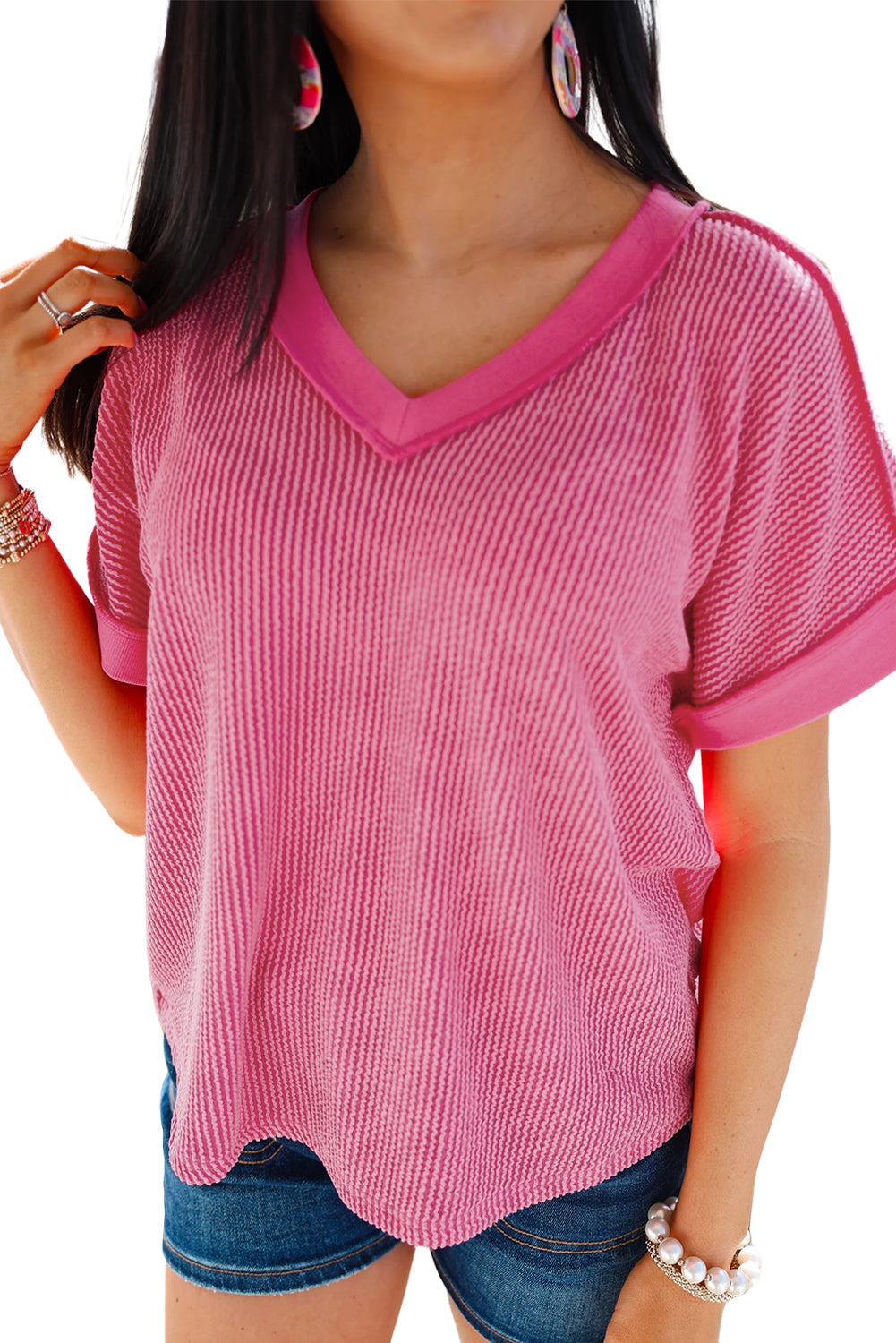 Camiseta casual de punto retorcido acanalado y retazos con cuello de pico en rojo rosa