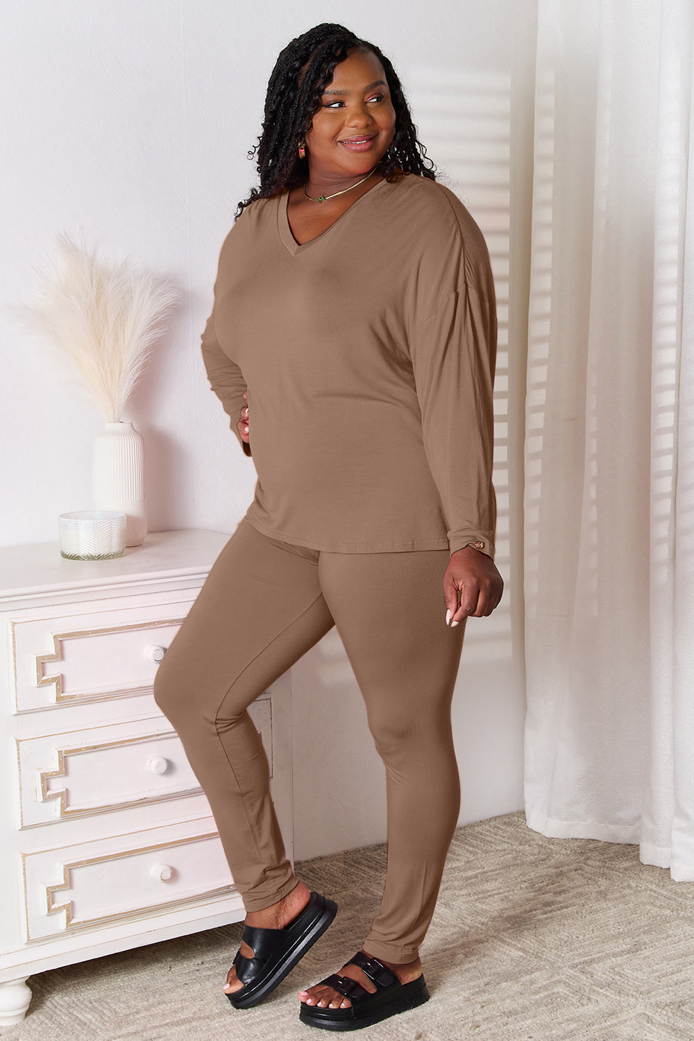 Conjunto de loungewear de pantalón y top de manga larga de rayón suave con cuello en V Basic Bae de talla grande