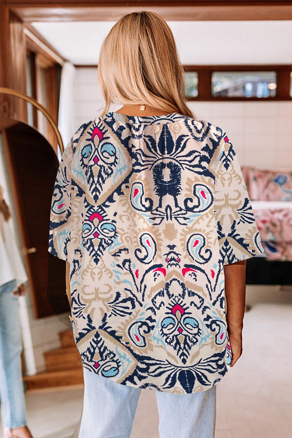 Blusa blanca abstracta estampada con cuello en V con muesca y manga dividida a la mitad