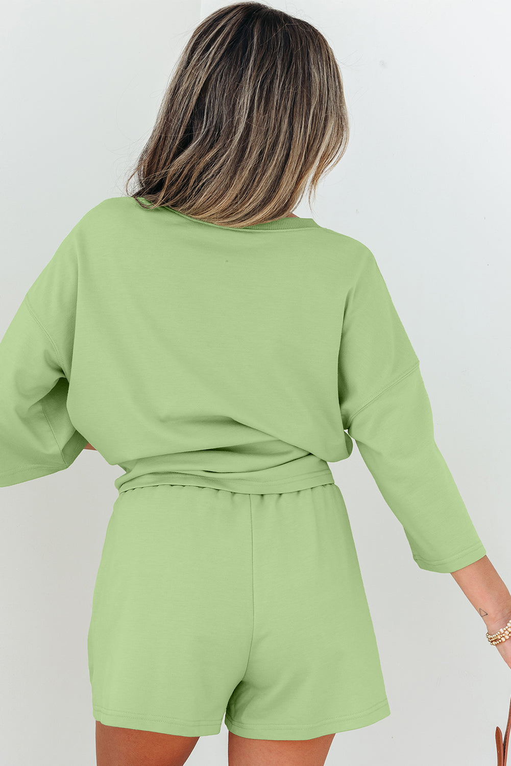 Conjunto de camiseta y shorts verde Meadow Mist de manga corta y cuello de pico suelto