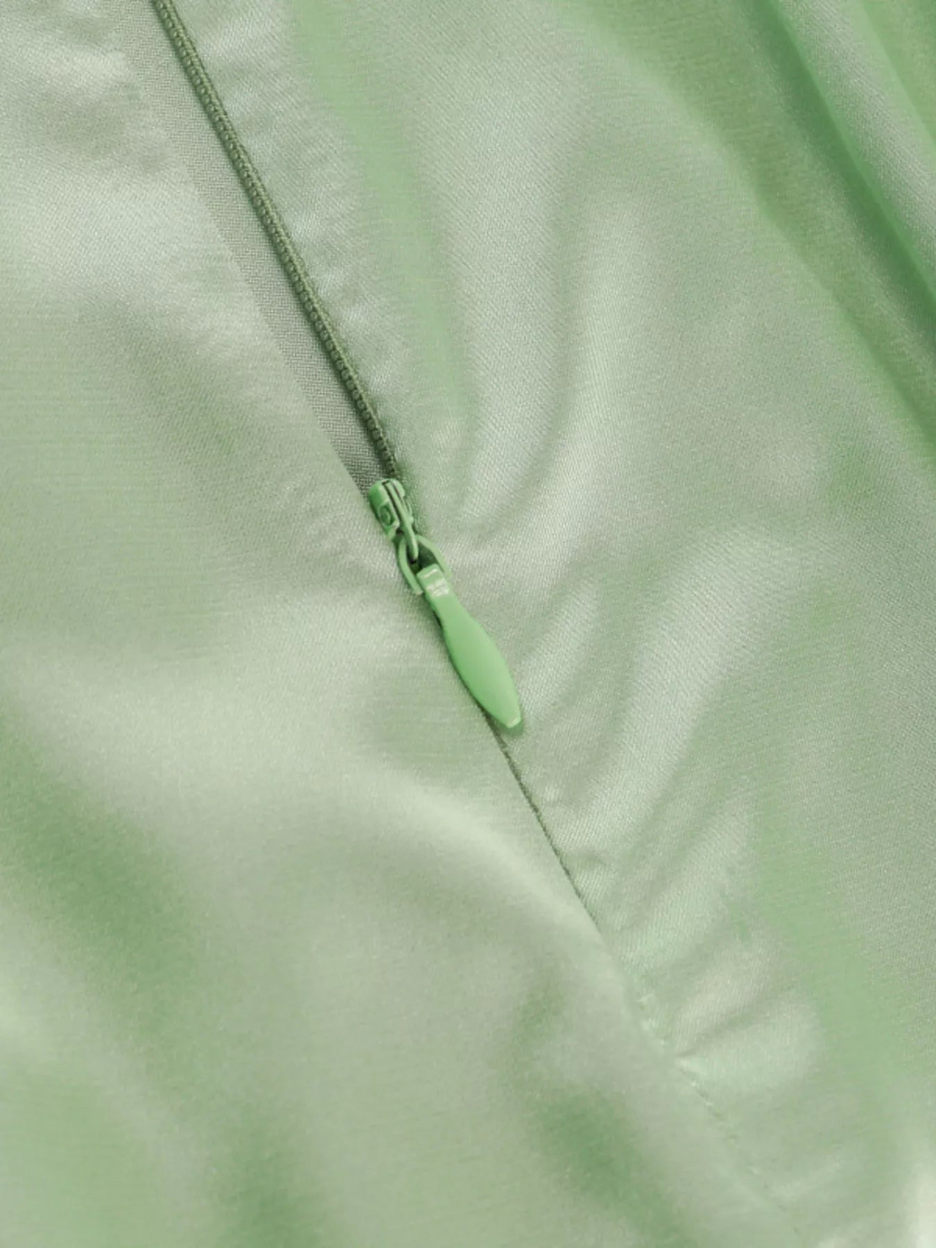 Vestido camisero sin espalda con volantes y capas