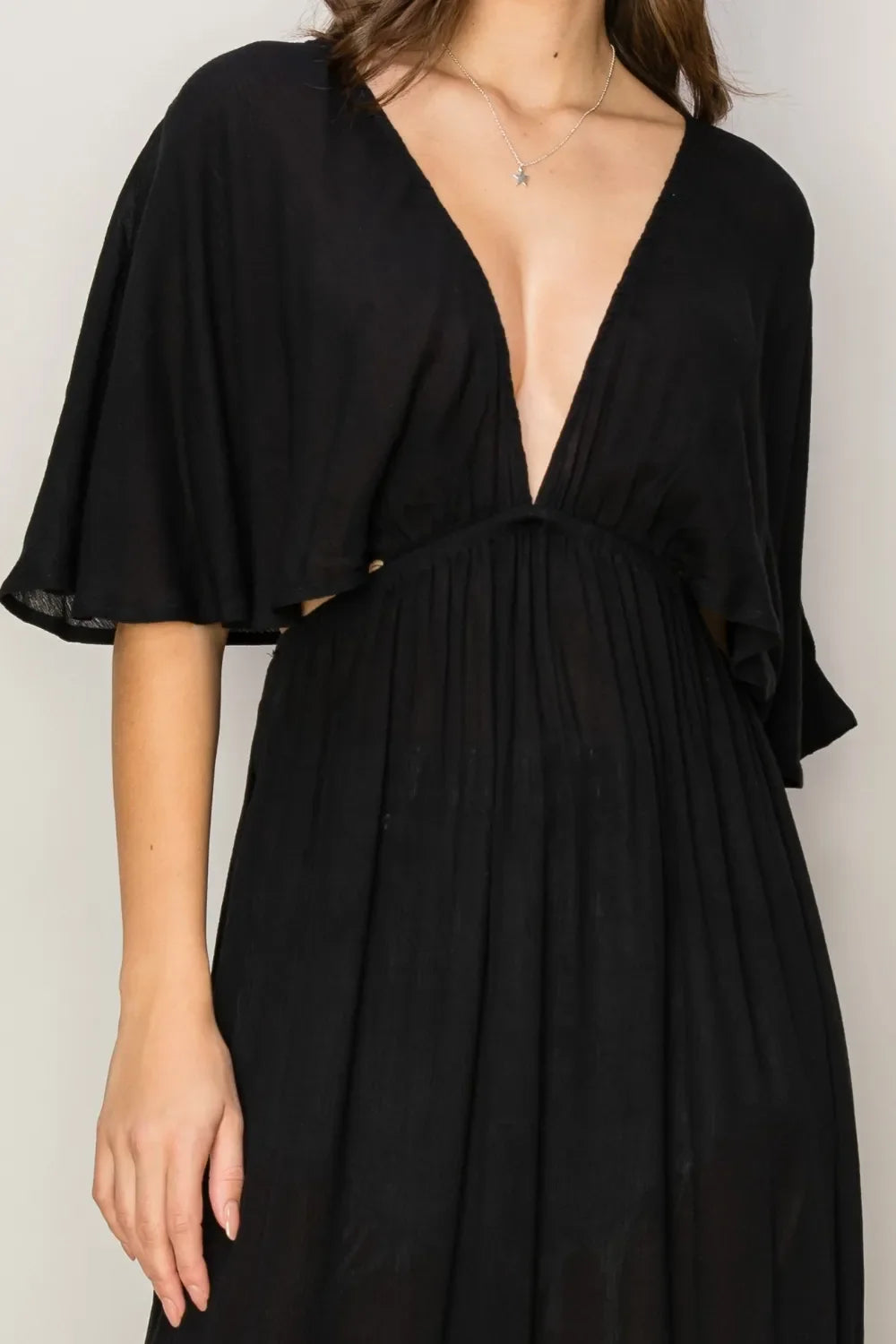 Vestido largo HYFVE con espalda cruzada y aberturas laterales