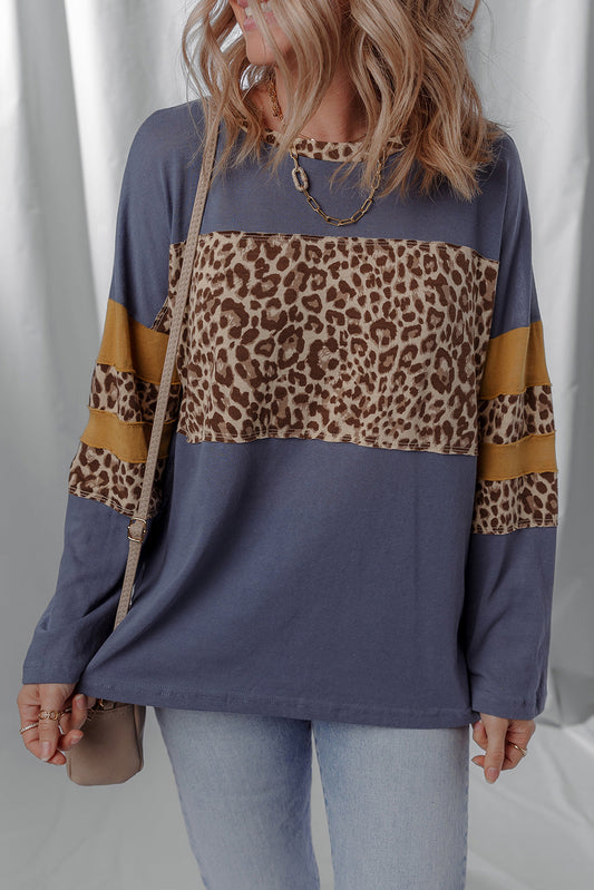 Top de leopardo azul oscuro con bloques de color y hombros caídos