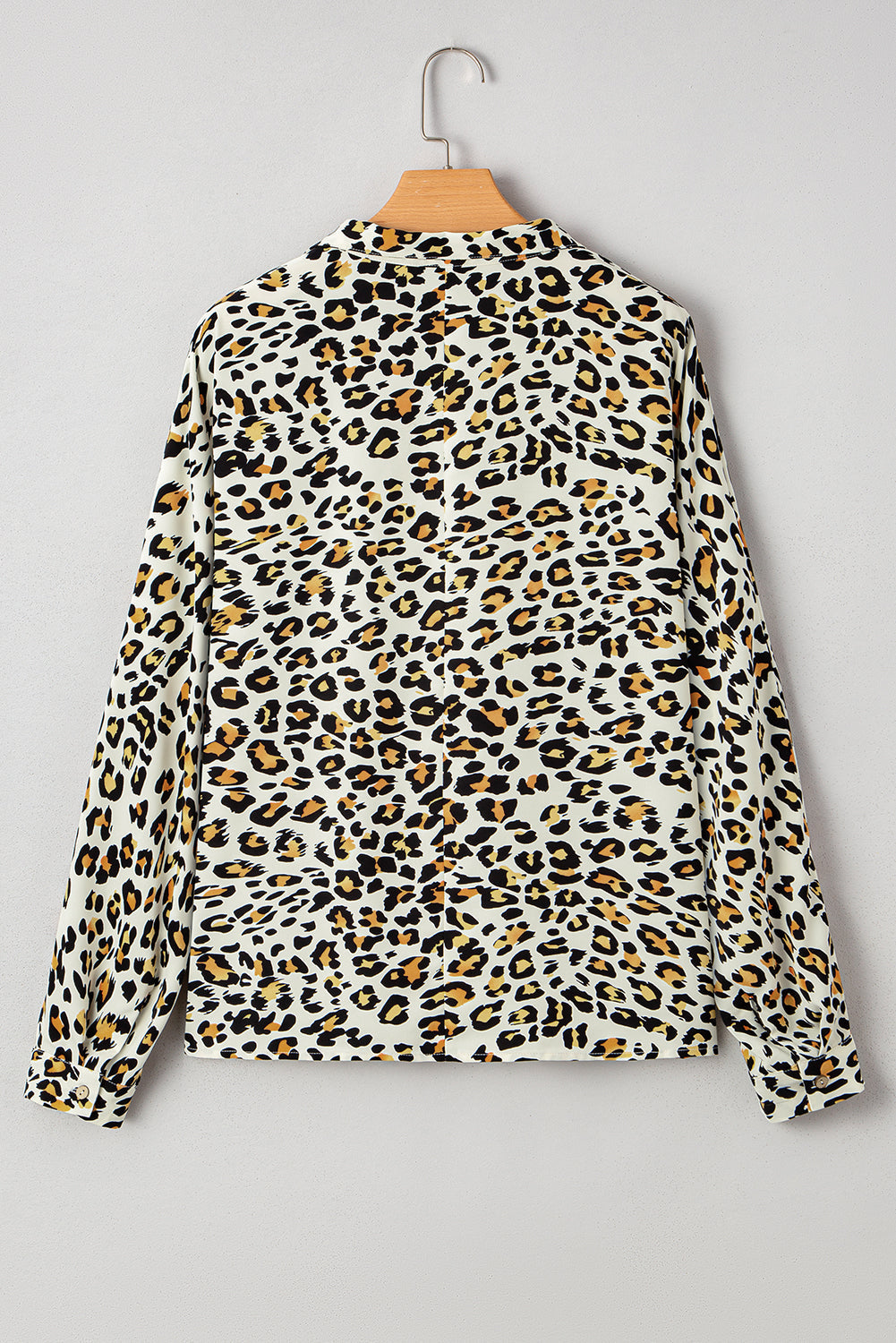 Top de manga larga a rayas con escote en V y estampado de leopardo caqui