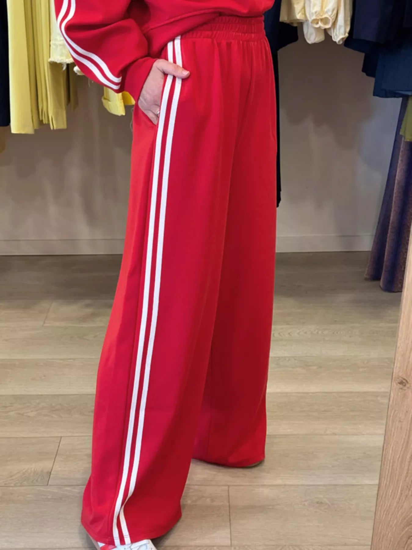 Conjunto de 2 piezas de top de cuello redondo con detalle a rayas y pantalones de chándal elásticos