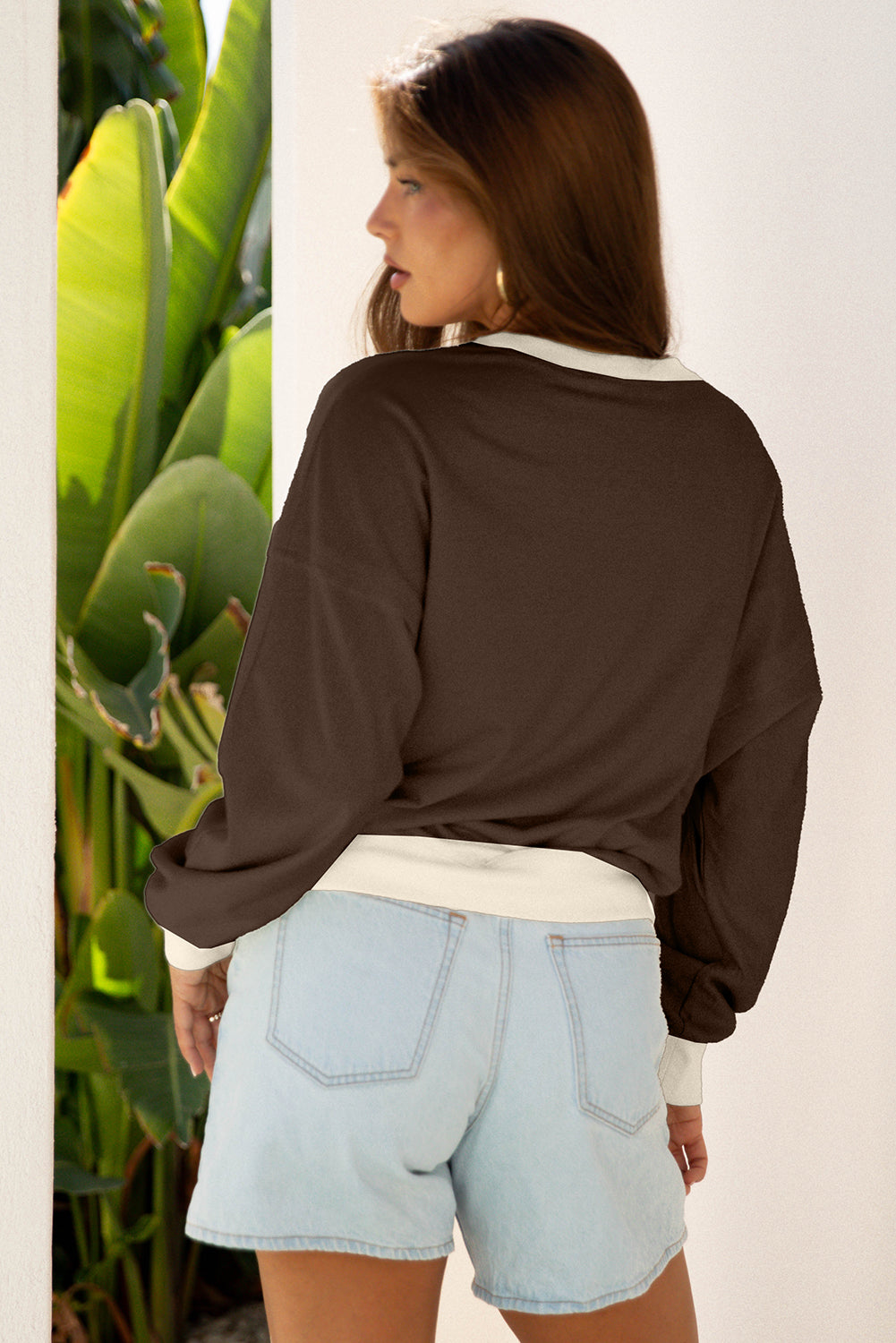 Blusa casual con parche floral, borde sin rematar y hombros caídos color café