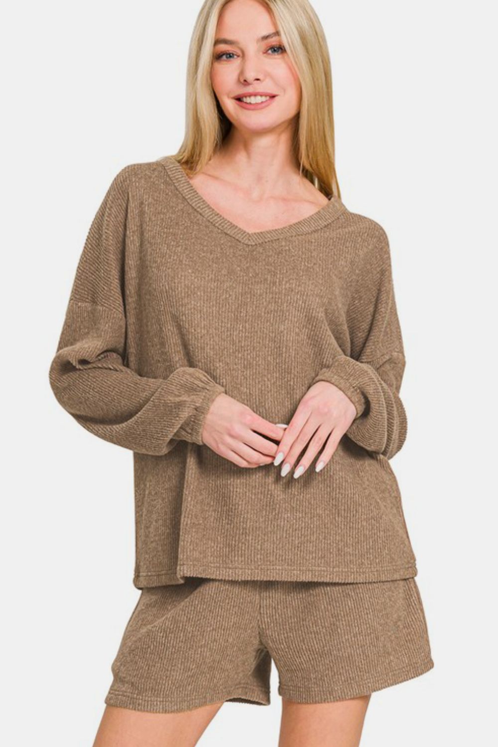 Conjunto de top de manga larga con cuello de pico y shorts de canalé Zenana