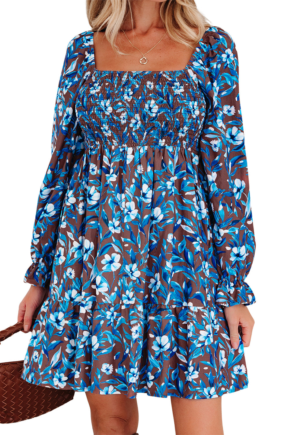 Vestido floral azul con cuerpo fruncido, cintura alta y mangas con volantes