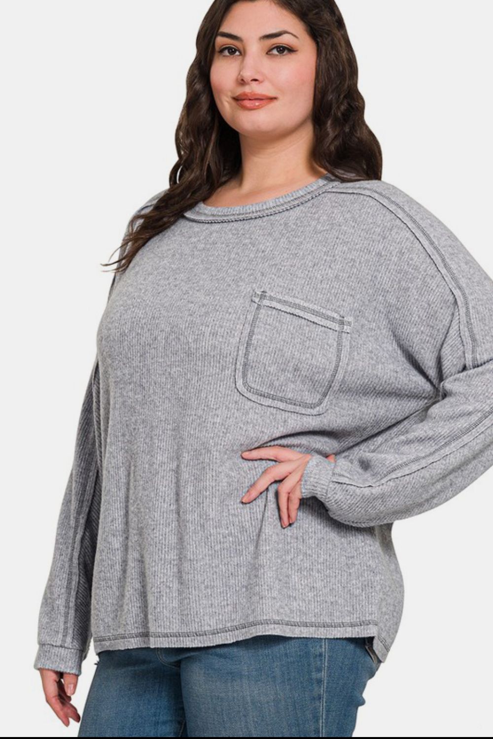 Zenana Top de punto Hacci acanalado cepillado con costuras en contraste talla completa