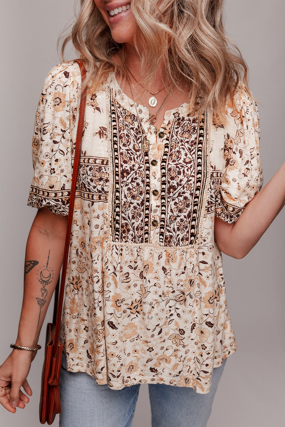 Blusa holgada con estampado floral bohemio caqui de manga corta y media tapeta